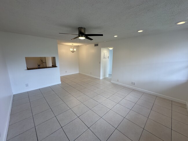 1045 Twin Lakes Dr in Coral Springs, FL - Building Photo - Building Photo