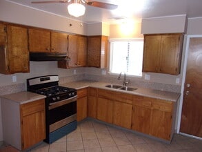 793 W Nevada Cir in Tulare, CA - Building Photo - Building Photo