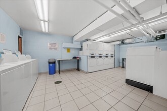 2740 N Pine Grove Ave, Unit #  018F in Chicago, IL - Foto de edificio - Building Photo