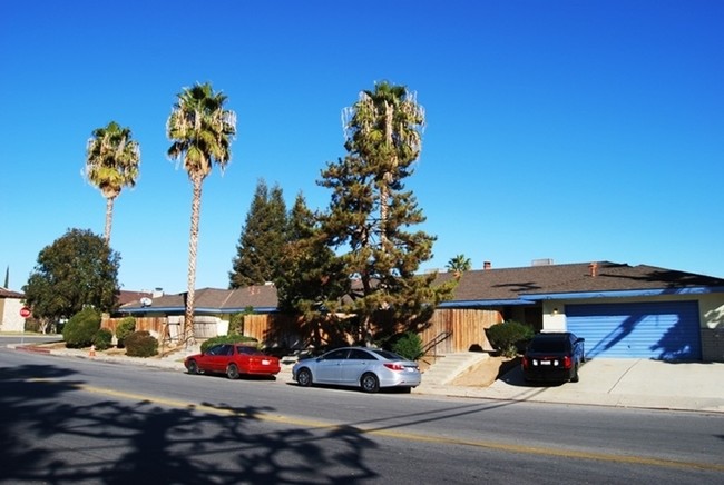 4000 Christmas Tree Ln in Bakersfield, CA - Foto de edificio - Building Photo