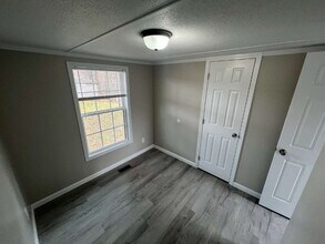 1050 Ross Ln in Clarksville, TN - Building Photo - Building Photo