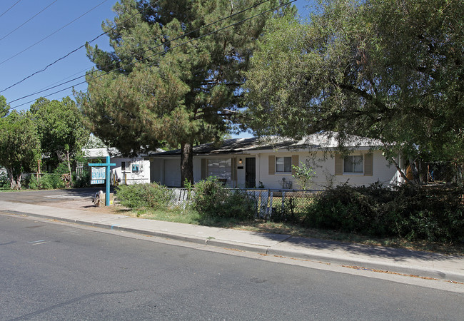 1402 E Dana Ave in Mesa, AZ - Foto de edificio - Building Photo