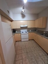 280 Crestwood Cir, Unit 102 in Royal Palm Beach, FL - Building Photo - Building Photo