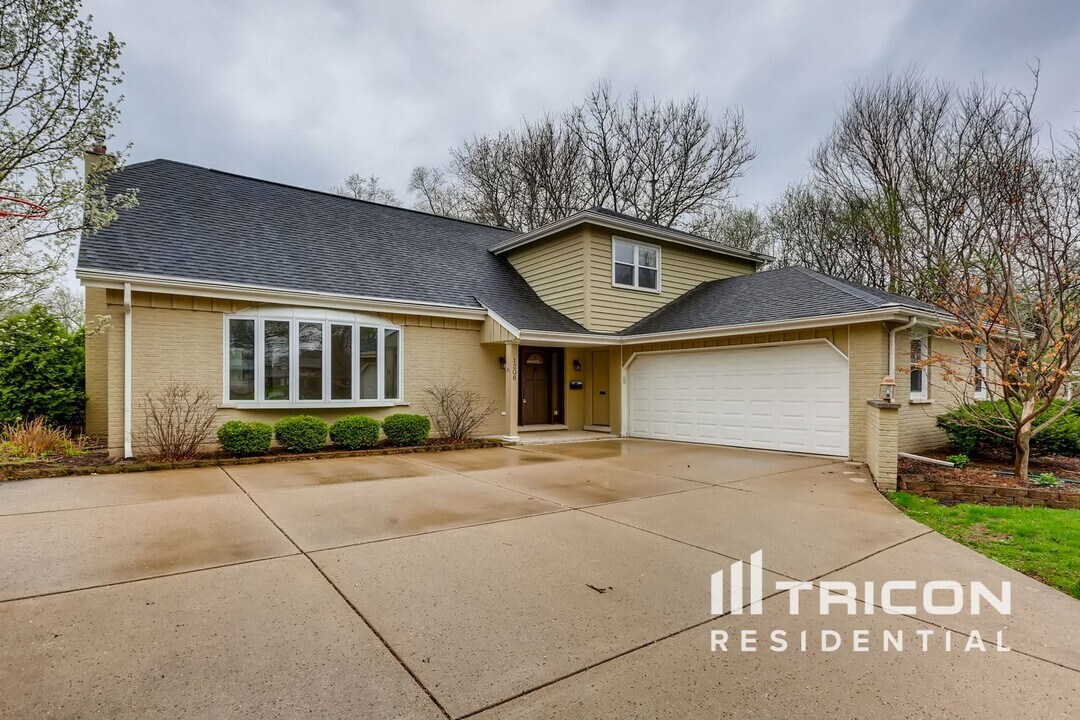 1208 Elizabeth Ave in Naperville, IL - Foto de edificio