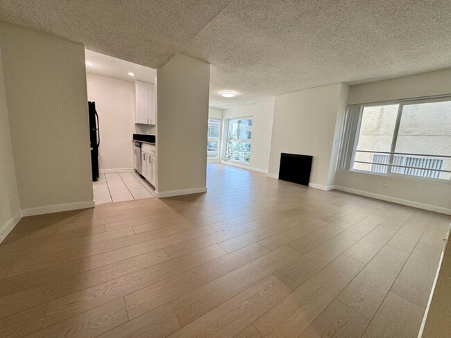 10911 Rochester Ave in Los Angeles, CA - Building Photo - Building Photo