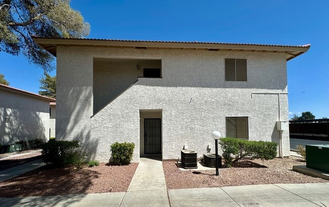 6687 W Tropicana Ave in Las Vegas, NV - Building Photo - Building Photo