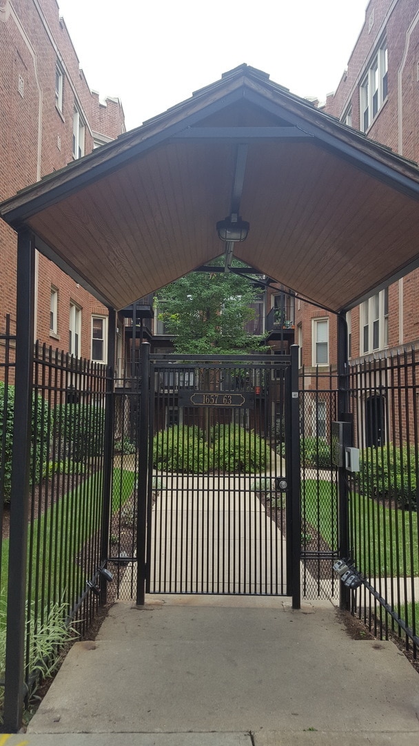 property at 5655 N Spaulding Ave