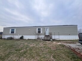 111 Loyalty Ln in Sparta, TN - Building Photo