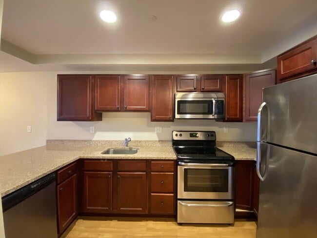 20 Pond St in Braintree, MA - Building Photo - Building Photo