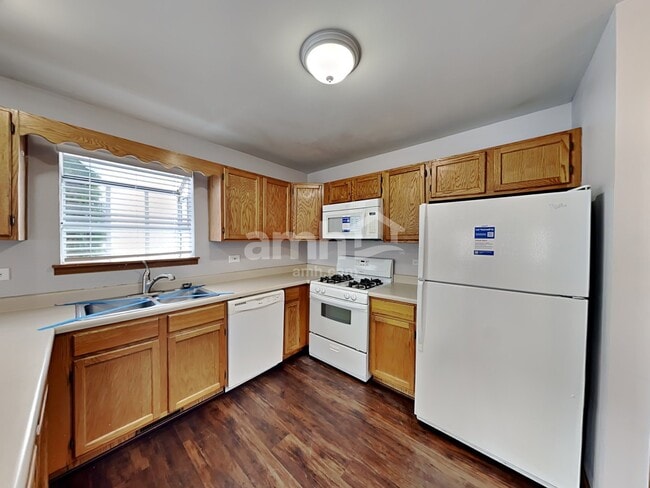 12 W Country Walk Dr in Round Lake Beach, IL - Foto de edificio - Building Photo