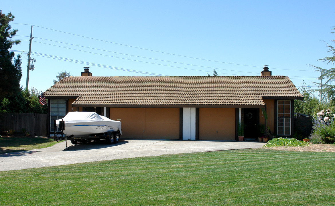 206 Stokes Ct in Petaluma, CA - Building Photo