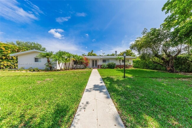 8825 SW 151st St in Palmetto Bay, FL - Foto de edificio - Building Photo