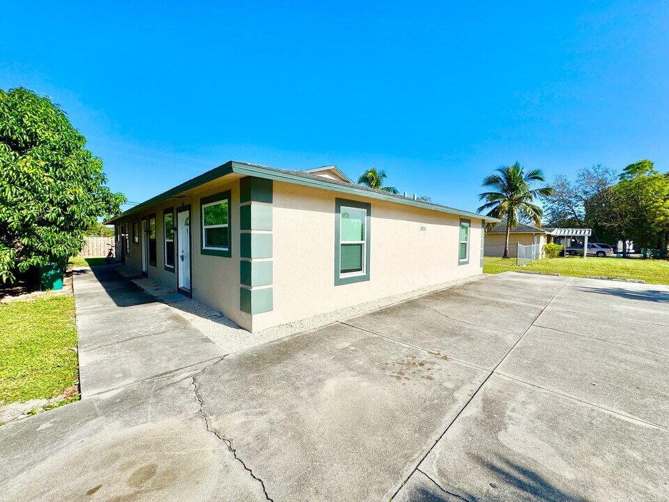 5031 27th Pl SW-Unit -#1 in Naples, FL - Building Photo
