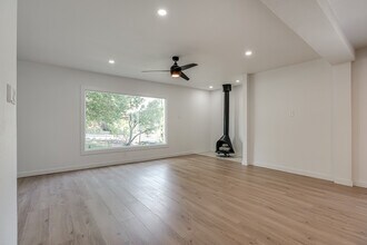 568 W Quill Dr in San Antonio, TX - Foto de edificio - Building Photo