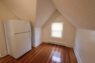 498 Whipple St, Unit 3S in Fall River, MA - Building Photo - Building Photo