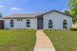 5049 Roberts Dr in The Colony, TX - Building Photo