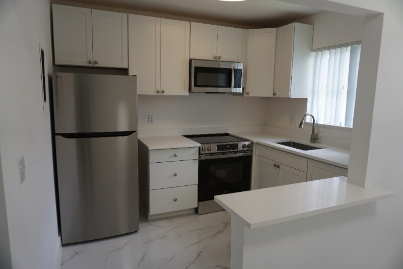 151 Stratford K in West Palm Beach, FL - Building Photo