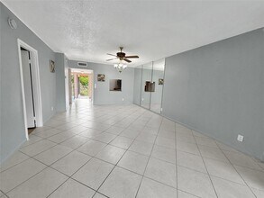1035 Country Club Dr, Unit 407 in Margate, FL - Building Photo - Building Photo