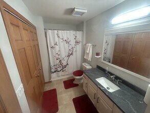 530 Windstone Dr, Unit 202 in Hartland, WI - Building Photo - Building Photo