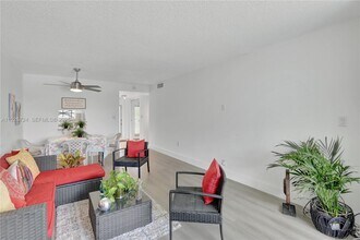 8350 Sunrise Lakes Blvd in Sunrise, FL - Building Photo - Building Photo