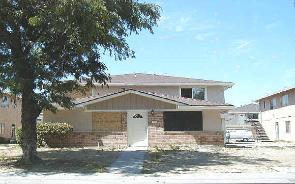 2109 Chrysler 1 Dr in Modesto, CA - Building Photo