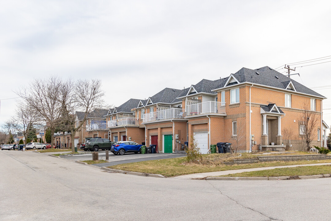 105 Carrera Blvd in Toronto, ON - Building Photo