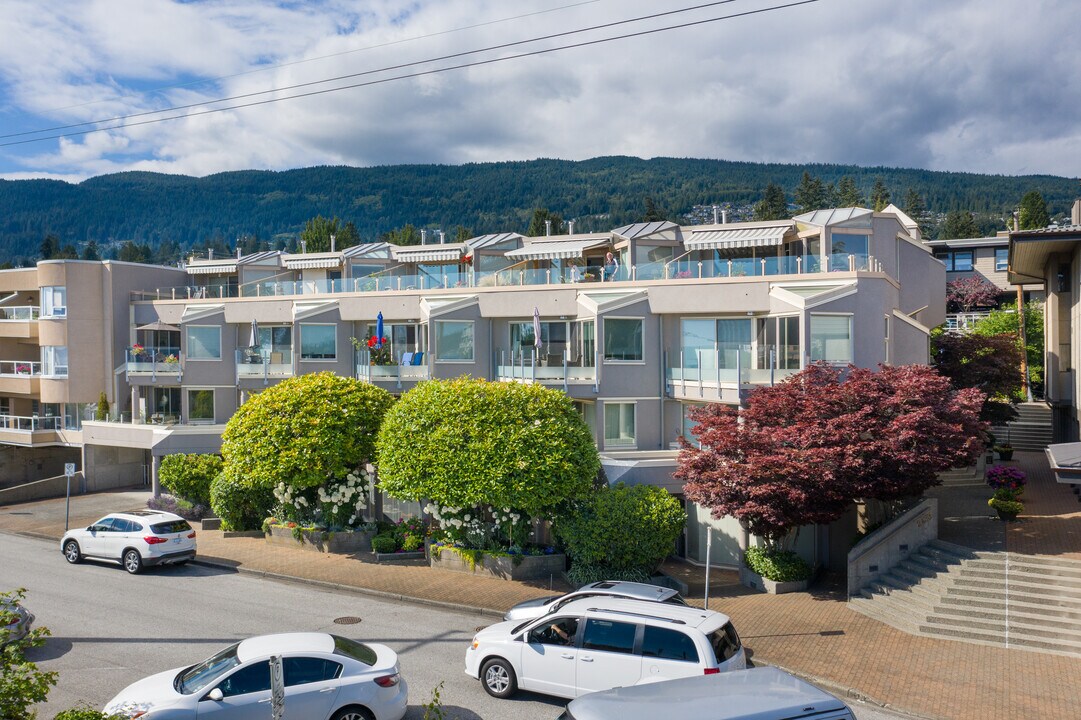 Bellevue Sunset in West Vancouver, BC - Building Photo