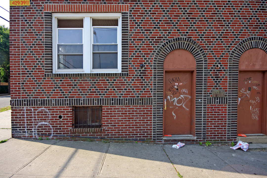 99-22 32nd Ave in Flushing, NY - Building Photo