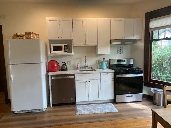 2739 Dwight Way, Unit A in Berkeley, CA - Foto de edificio - Building Photo