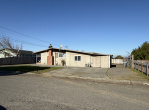 2159 Dartmouth Dr, Unit B in Eureka, CA - Foto de edificio - Building Photo