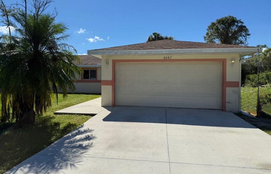 3867 Hollycrest St in Ft. Myers, FL - Building Photo