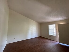 7902 Brodie Ln in Austin, TX - Foto de edificio - Building Photo