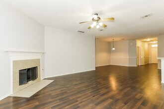 8433 Asheville Ln in Fort Worth, TX - Foto de edificio - Building Photo