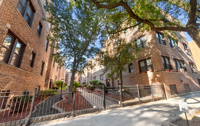 3726 N Pine Grove Ave, Unit 3E in Chicago, IL - Foto de edificio - Building Photo
