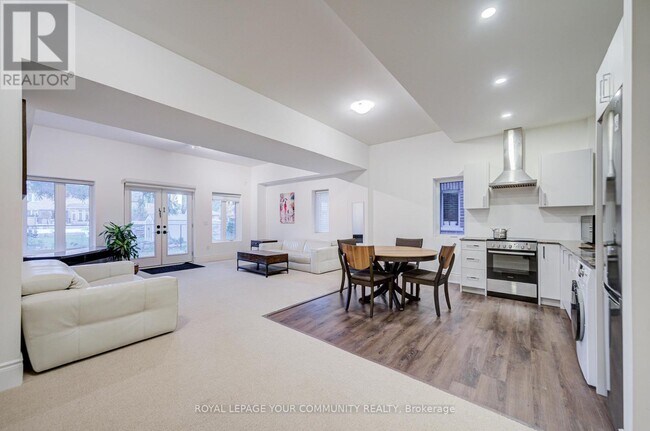 61 Headwater Crescent in Richmond Hill, ON - Building Photo - Building Photo