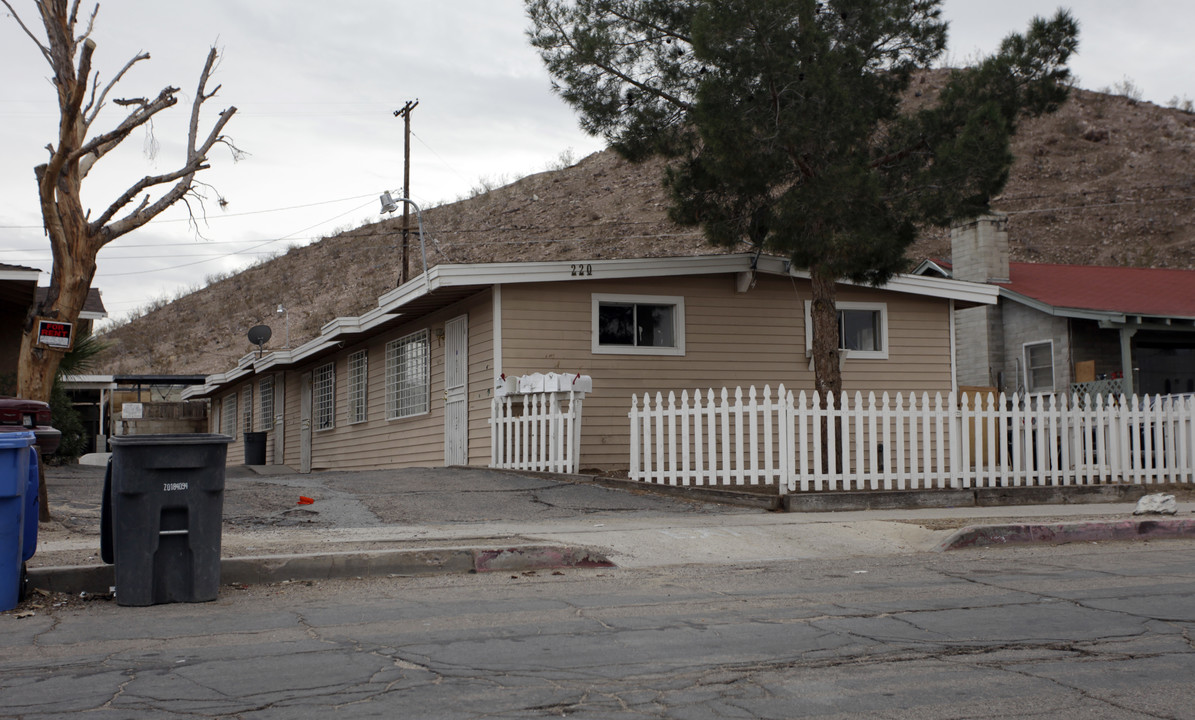 220 Hutchison St in Barstow, CA - Building Photo