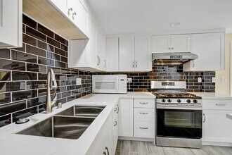 La Canada Townhouse In the Golf Course Com in La Cañada Flintridge, CA - Building Photo - Building Photo