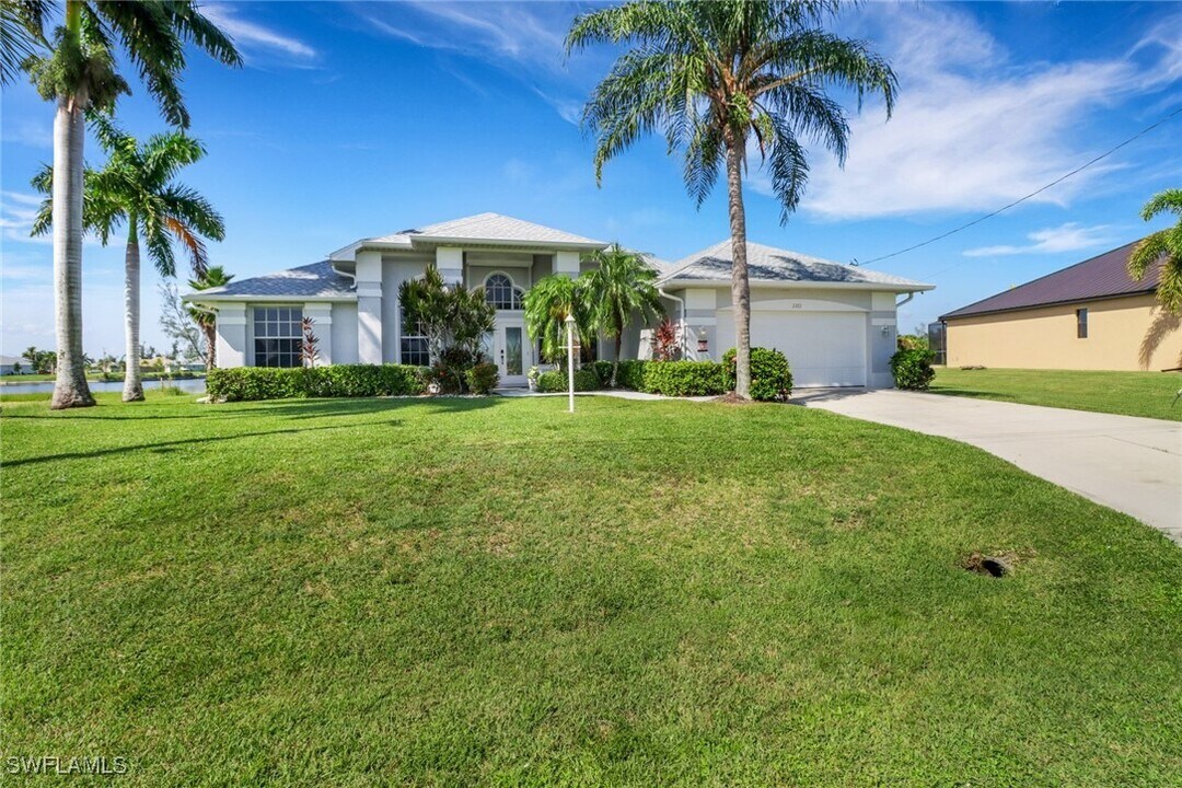 2202 NW 38th Pl in Cape Coral, FL - Foto de edificio