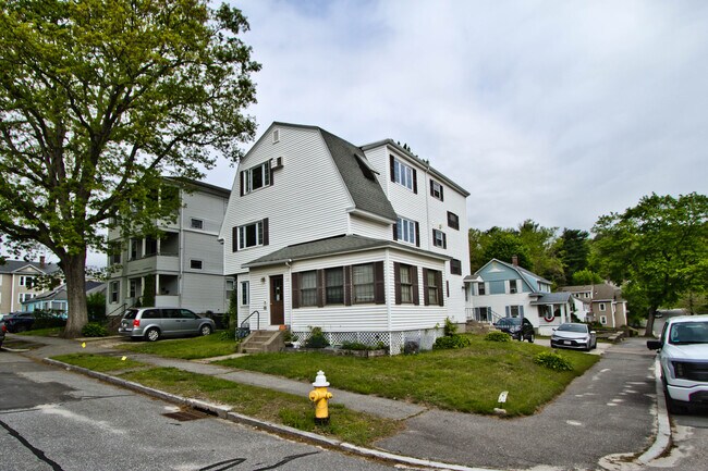 137 Cohasset St, Unit 2 in Worcester, MA - Foto de edificio - Building Photo