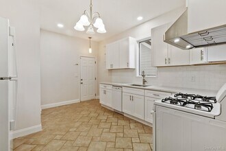 13 Hanford Ave in New Rochelle, NY - Building Photo - Building Photo