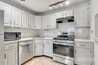 282 Kempsey Dr in North Brunswick, NJ - Building Photo - Building Photo