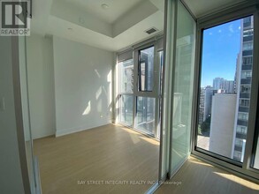 7-1607 Grenville St in Toronto, ON - Building Photo - Building Photo