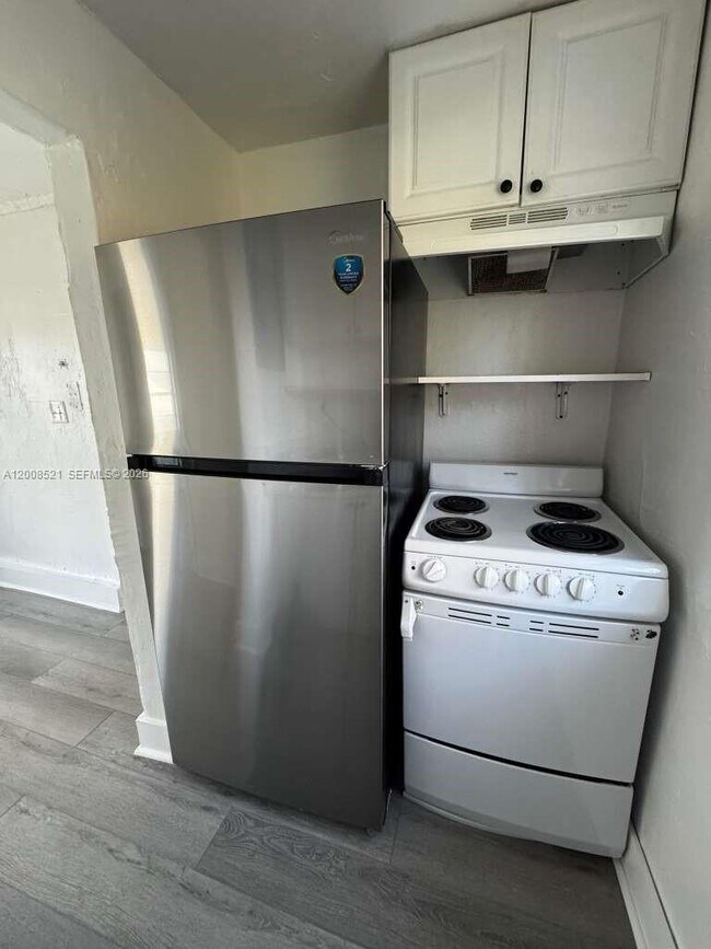 1121 NW 40th St in Miami, FL - Foto de edificio - Building Photo