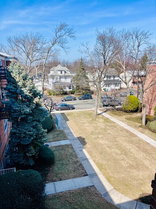 403 Park Ave, Unit M in Rutherford, NJ - Building Photo