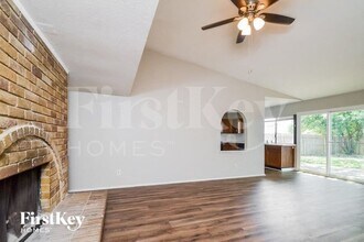 5702 Magnolia Ln in Rowlett, TX - Foto de edificio - Building Photo