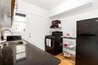 8080 Tatum Waterway Dr in Miami Beach, FL - Building Photo - Building Photo