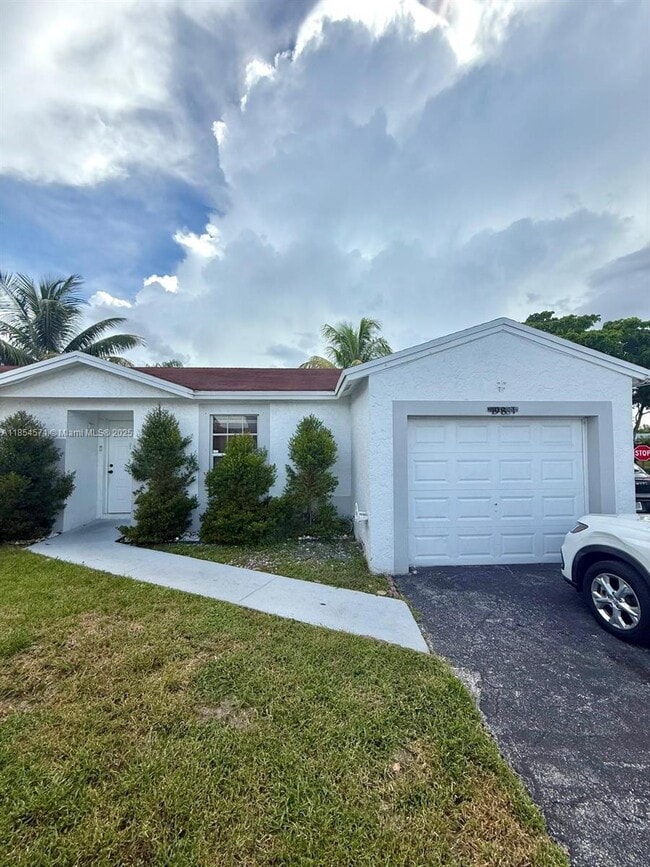19831 NW 65th Ct in Hialeah, FL - Building Photo - Building Photo