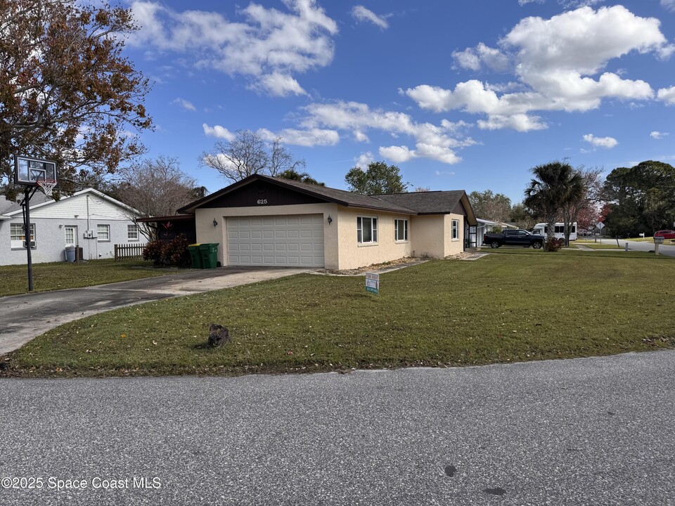 625 Amor Dr in Cocoa, FL - Foto de edificio