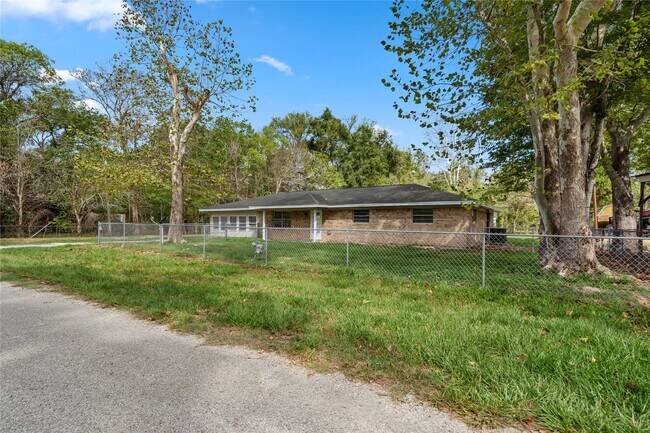 110 W Pine St in Daisetta, TX - Building Photo - Building Photo