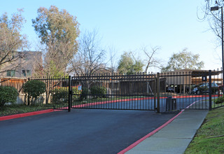 Le Boulevard Apartments in Walnut Creek, CA - Building Photo - Building Photo